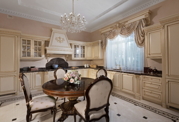 Dapur dengan aksen ukiran pada furnitur kayu dan lampu gantung kristal